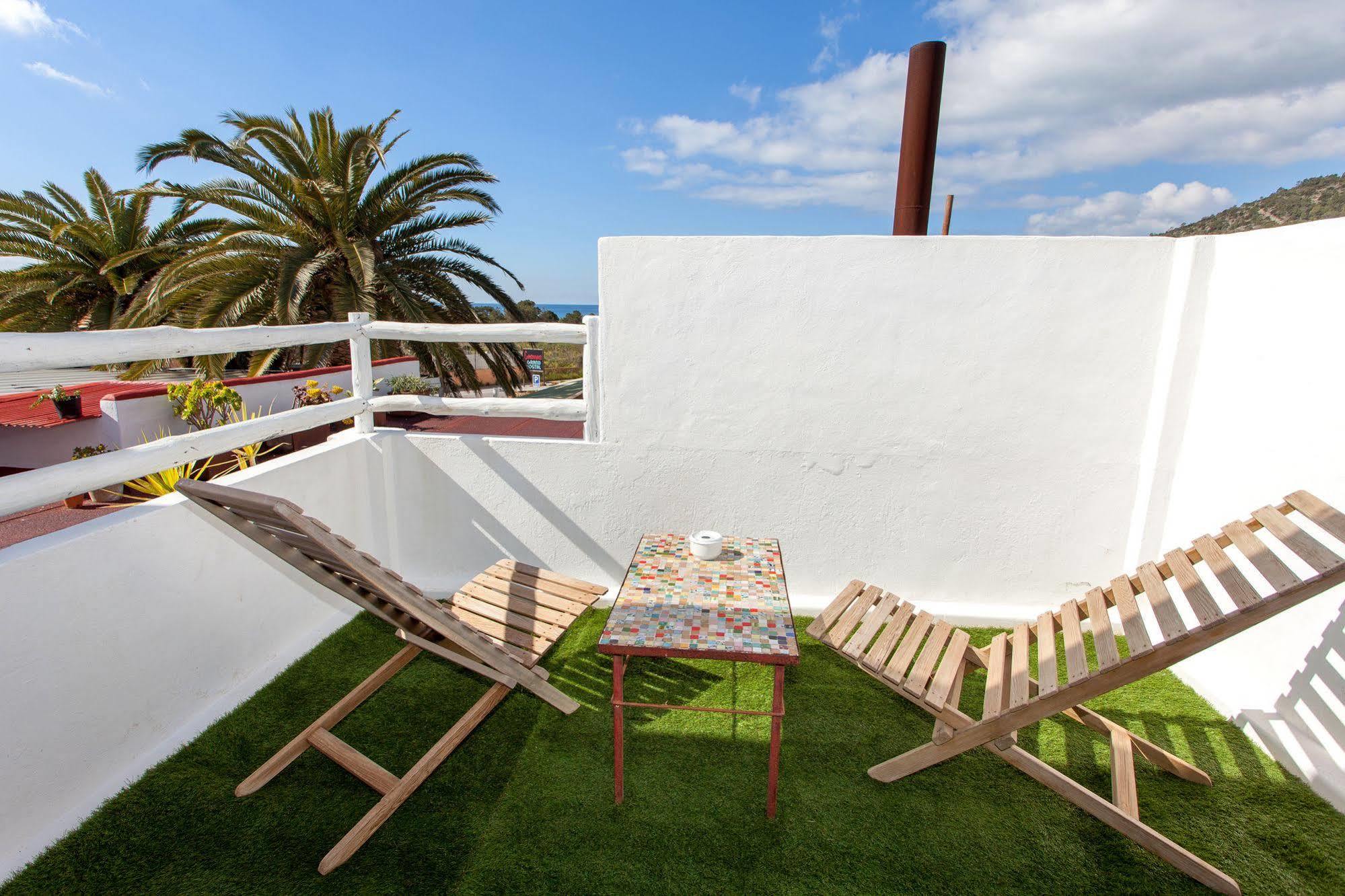 Cosmos Grand Hostal Sant Francesc de s'Estany エクステリア 写真